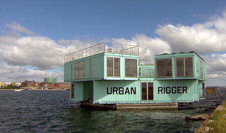 Schwimmende Apartments, gebaut aus alten Schiffscontainern. Ein ...