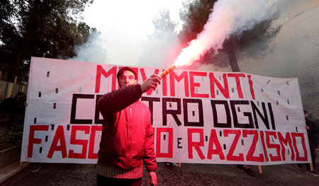 Feuer und Flamme gegen Rassismus und Faschismus: Demonstration a...