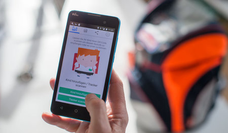 Mit dem Smartphone können die lieben Kleinen bei jedem Schritt v...