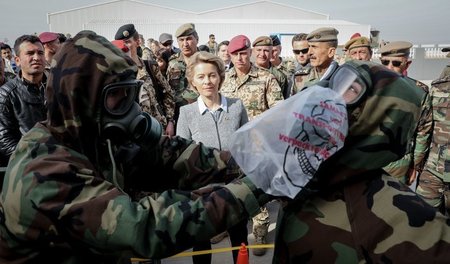 Bundesverteidigungsministerin Ursula von der Leyen (CDU) besucht...