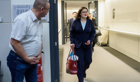 Nahles im Anmarsch: Die künftige SPD-Chefin vor einer Fraktionss...
