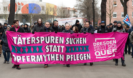 Teilnehmer der Kundgebung des Bündnisses Dresden Nazifrei am Sam...