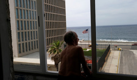 Blick auf die US-Botschaft am Malecón von Havanna