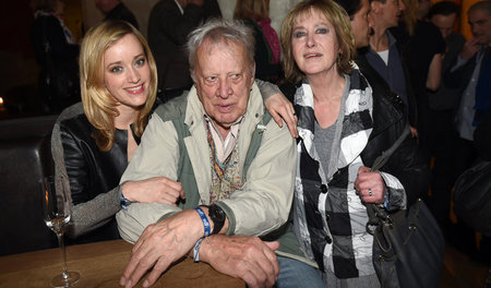 Heinz Baumann zwischen den Schauspielerinnen Judith Richter (l.)...