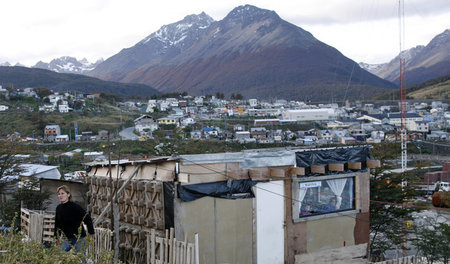 Und Schlüssel rum: Kinder am Fenster in Ushuaia