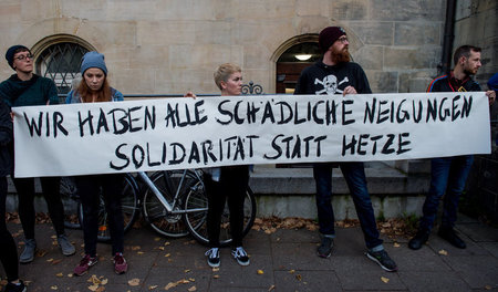 »Solidarität statt Hetze«: Aktivisten vor dem Amtsgericht Hambur...