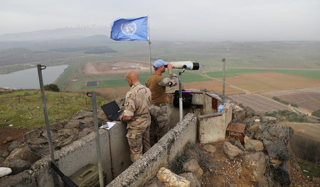 UN-Soldaten auf einem Beobachtungsposten auf den israelisch bese...