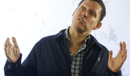 Erklärt auch gern die Welt: Milliardär Peter Thiel vor Schülern ...