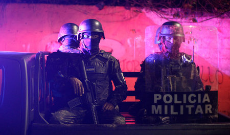 Honduranische Militärpolizisten gehen am 6. Dezember in Teguciga...