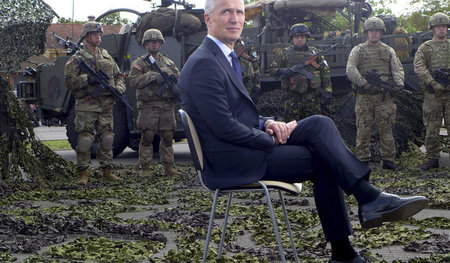 NATO-Generalsekretär Jens Stoltenberg bei einem Besuch der in Po...