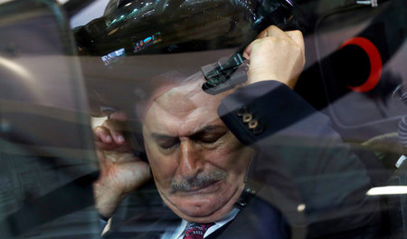 An Kriegstechnik brennend interessiert: Der türkische Premier Bi...