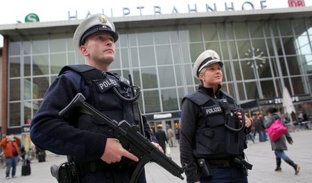 Für mehr innere Sicherheit: Bundespolizisten mit Schutzwesten un...