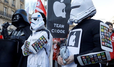 ATTAC-Aktivisten protestierten am Montag in Paris in »Star-Wars«...