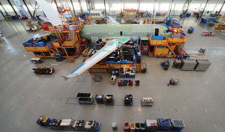Endmontage des Erfolgsmodells A320 im Airbus-Werk Hamburg-Finken...