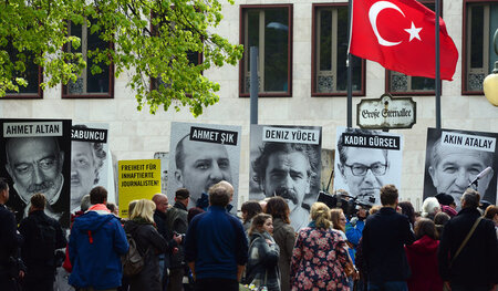 Demonstranten halten die Bilder und Namen der Inhaftierten hoch ...