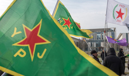 Eine Provokation: Das Schwenken dieser kurdischer Flaggen auf De...