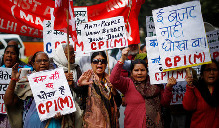 Indische Kommunisten demonstrieren am 5. Februar in Neu-Delhi ge...
