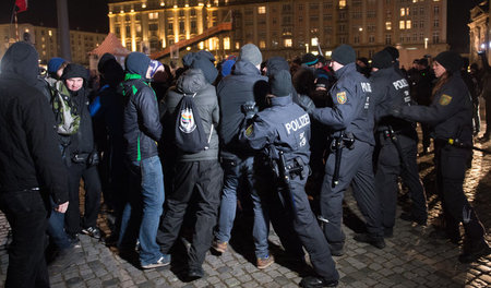 Der heftig kritisierte Polizeieinsatz am Rande einer AfD-Kundgeb...
