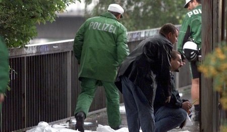 Spurensicherung am 27. Juli 2000 vor dem S-Bahnhof Düsseldorf-We...