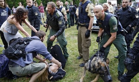 Die Polizei ging brutal gegen Schüler vor, die gegen Abschiebung...
