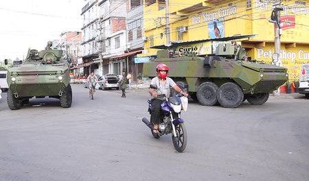 »Ablenkungsmanöver«: Panzerfahrzeuge auf den Straßen Rio de Jane...