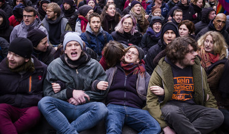 Sitzblockade gegen rechten »Frauenmarsch« am Samstag in Berlin. ...
