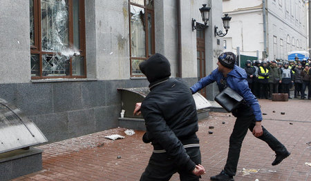 Ukrainische Nationalisten werfen am 18. Februar 2018 die Fenster...