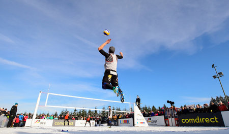 Wann wird das olympisch? Paul Becker beim Aufschlag mit seinem P...