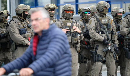 Sächsische Polizisten während einer antifaschistischen Demonstra...