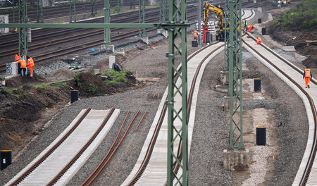 Das Bild könnte es künftig häufiger geben: Bauarbeiten an Schien...