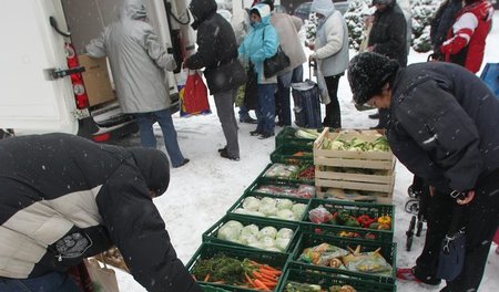 Obst und Gemüse für einen symbolischen Beitrag: die mobile Ausga...