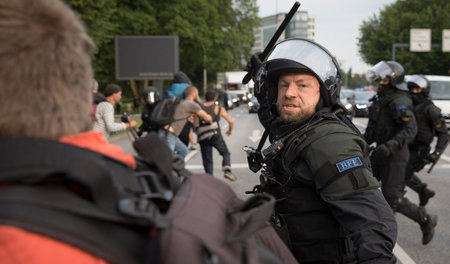 Prügeln, dann lügen: Während des G-20-Gipfels verletzten Polizis...