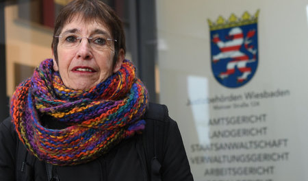 Silvia Gingold am 12. Januar 2017 vor dem Justizzentrum in Wiesb...