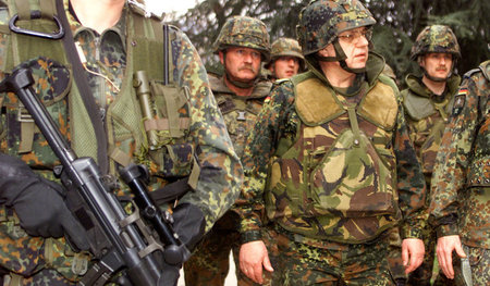 »Ich grüße Sie« – Harald Kujat (2.v.r.) beim Truppenbesuch 2001 ...