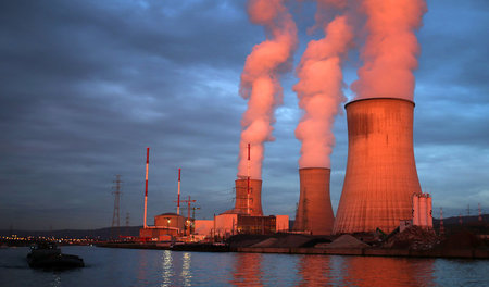 Belgien, Huy: Dampf steigt auf aus dem Atomkraftwerk Tihange des...
