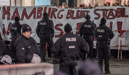 Breiter Protest gegen Pegida am Montag abend auf dem Hamburger G...