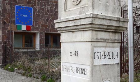 Der Grenzstein von 1921 auf dem Brennerpass (3. Mai 2016)