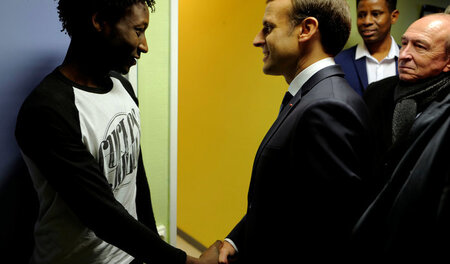Frankreichs Präsident Emmanuel Macron (Mitte) ist für die schöne...