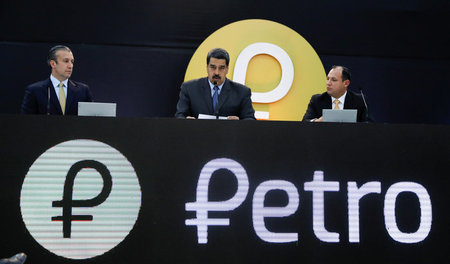 Venezuelas Präsident Nicolás Maduro (Mitte) am Dienstag bei der ...