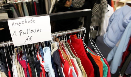 Für wenig Geld einkaufen – aber bei wem? Blick in ein Sozialkauf...