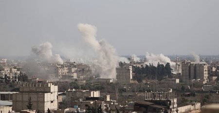 Nach Angriffen der syrischen Luftwaffe steigt am Dienstag über d...