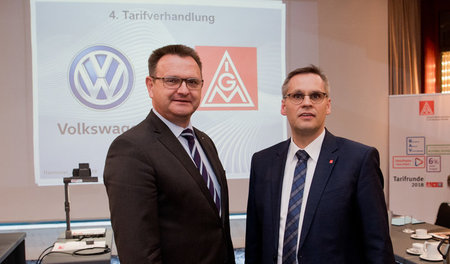 Die Verhandlungsführer Martin Rosik (l., VW-Personalchef) und IG...
