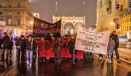 Demo gegen die erneute Sammelabschiebung nach Kabul am Dienstag ...