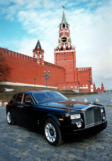 Symbolisch: Rolls Royce vor dem Spasski-Turm des Moskauer Kreml
