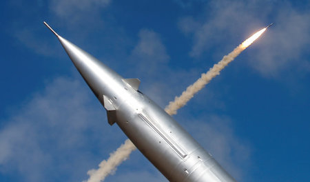 Russische Luftabwehrrakete bei einem Armeefestival 2017 in Astra...