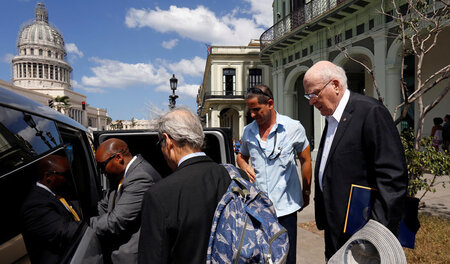 US-Senator Patrick Leahy (beim Einsteigen) am Dienstag in Havann...