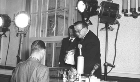 Johann Burianeck (vorn; Rückenansicht) am 23. Mai 1952 vor dem O...