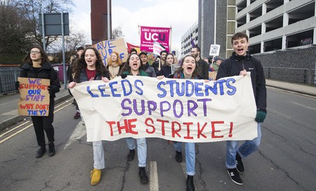 Tausende Studentinnen und Studenten gingen in vielen Städten Gro...