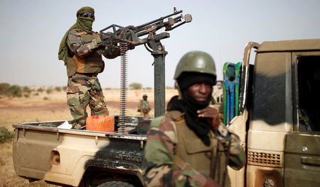 Soldaten aus Mali kontrollieren am 17 Oktober 2017 im Rahmen der...