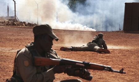Malische Soldaten beim Manöver im Rahmen der EU-Trainingsmission...